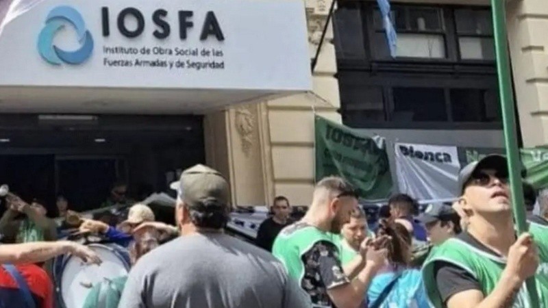 La movilización se realizó frente a la sede central de IOSFA ubicada en la ciudad de Buenos Aires.