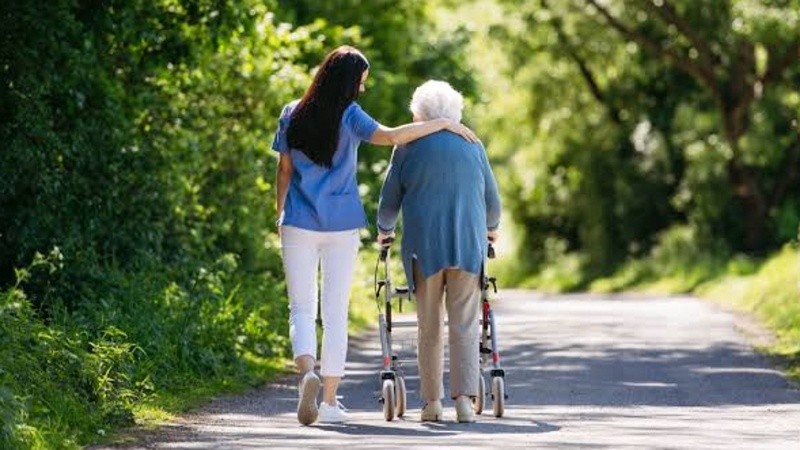 Ser único cuidador de una persona con Alzheimer puede ser una carga demasiado pesada.