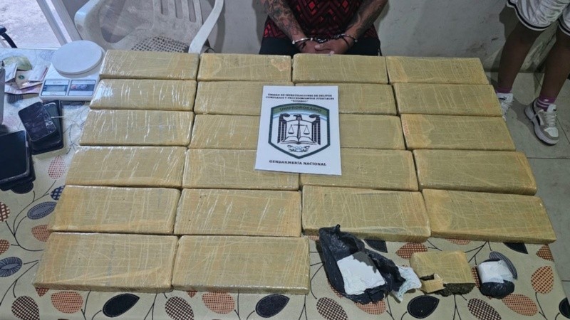 Los ladrillos de droga incautados.