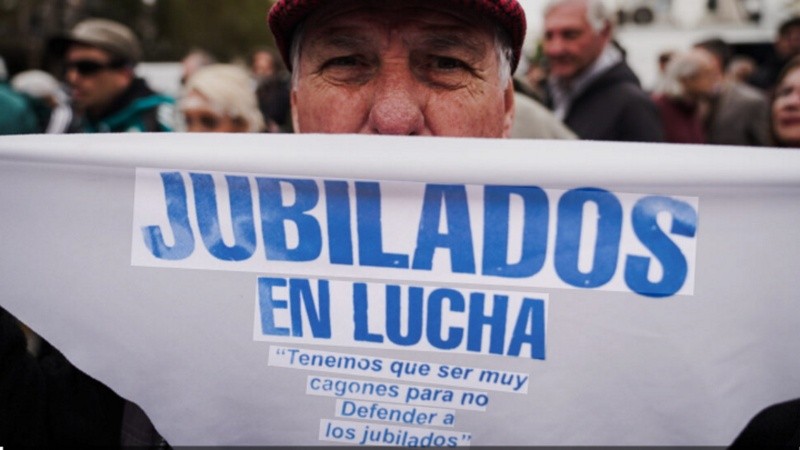 Jubilados y jubiladas volvieron a movilizarse este miércoles frente al Congreso Nacional.