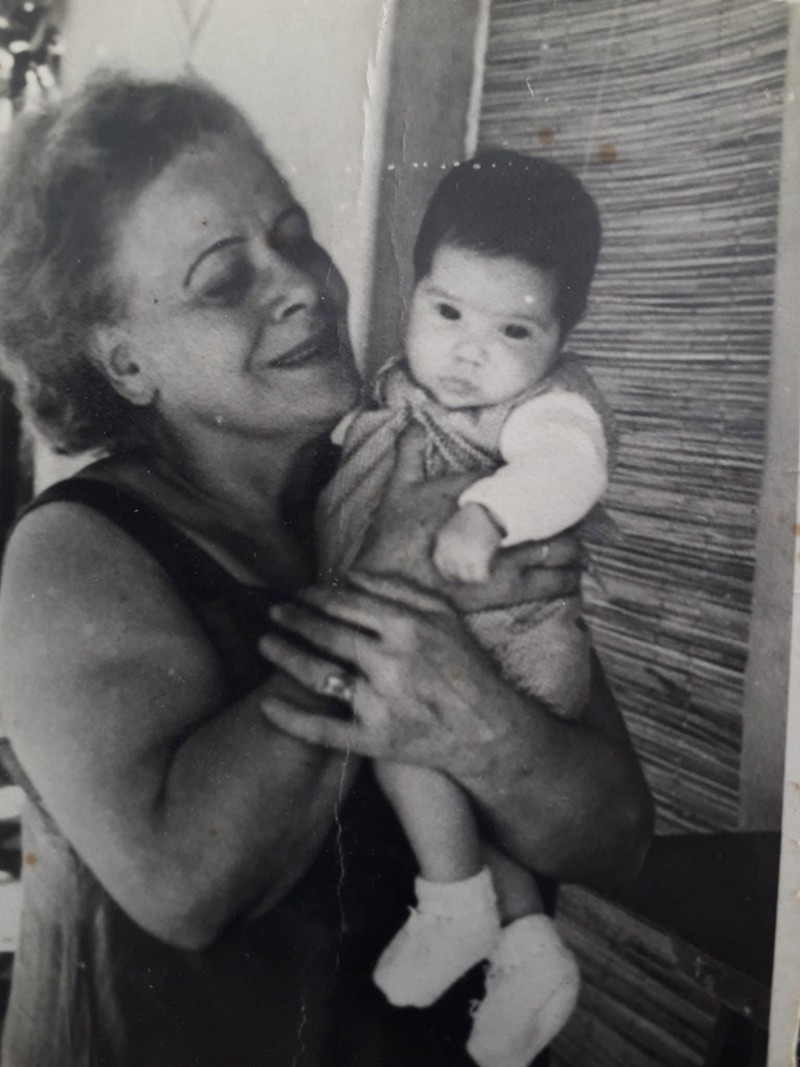 Carmen y su mamá adoptiva en la década de 1970. Foto: Facebook Carmen Quiroga.