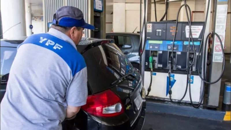 La petrolera, que concentra el 55% del mercado minorista de combustibles, explicó que el ajuste se produce en medio de una nueva escalada del precio internacional del petróleo.
