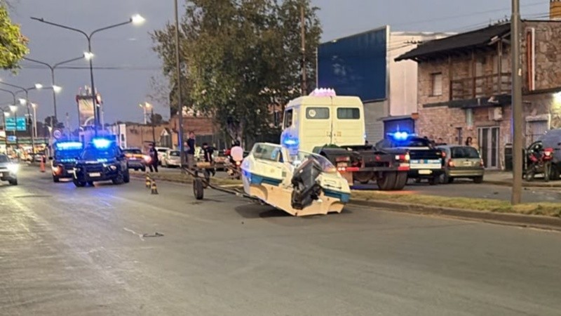 La lancha quedó en medio de la calle tras desprenderse peligrosamente del