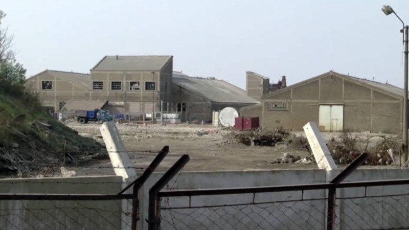 Ar Zinc en 2020, cuatro años después del cierre. Hoy, el predio está a punto de derrumbarse. (El Tres)
