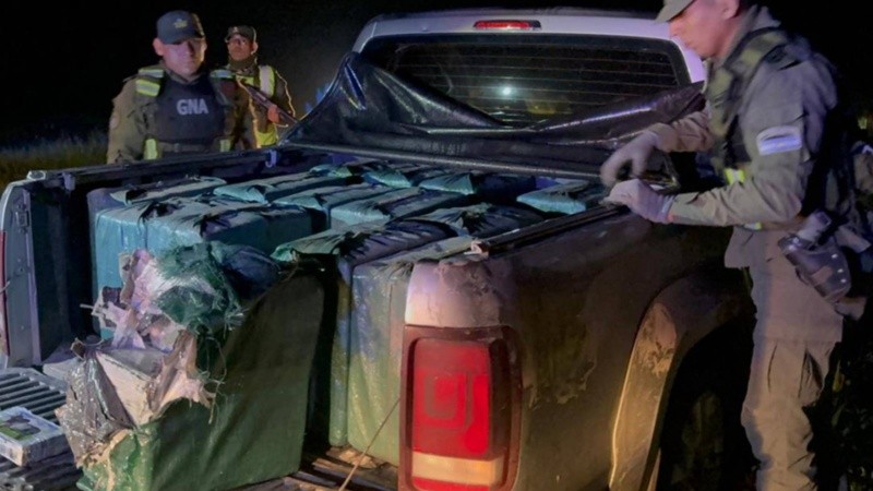 La Amarok con el cargamento millonario de cocaína.