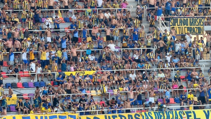Hinchas canallas en las tribunas del Madre de Ciudades.