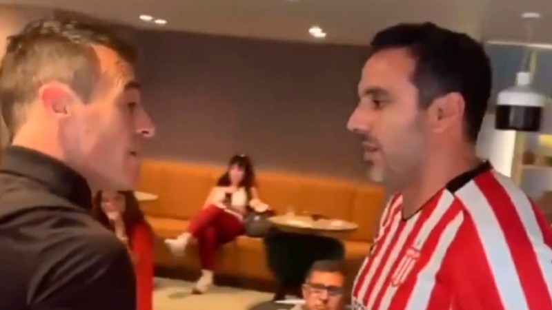Hinchas de Estudiantes increparon a la terna arbitral.