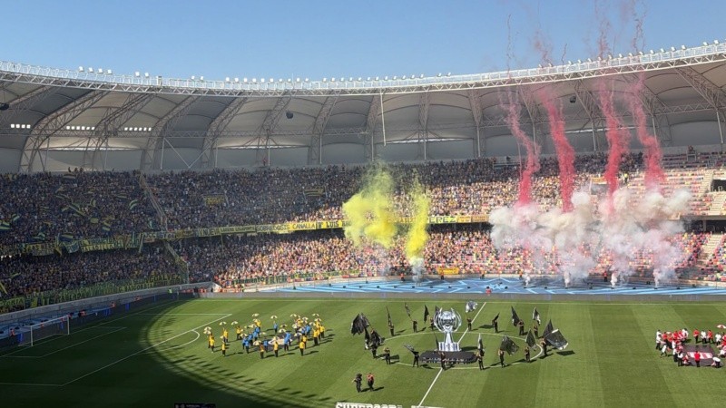 El recibimiento de los equipos en el Madre de Ciudades.