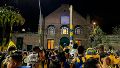 Los hinchas canallas festejando en la Sede Fundacional.