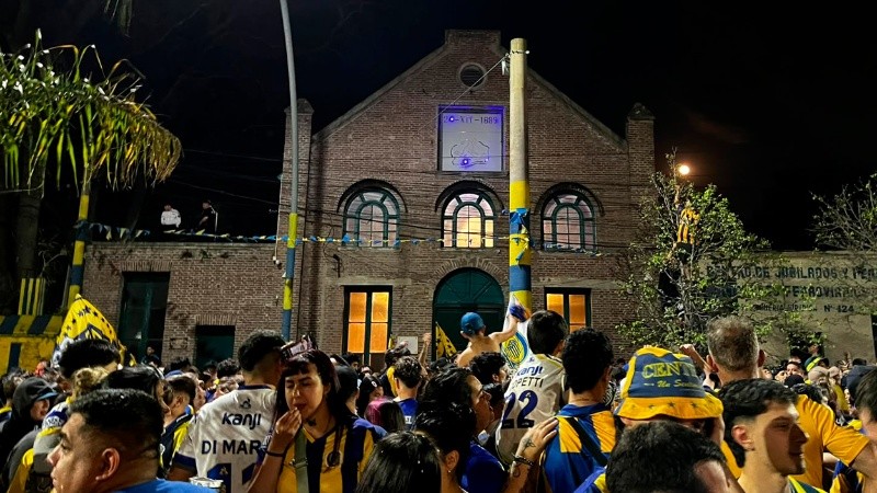 Los hinchas canallas festejando en la Sede Fundacional.