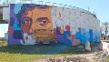 El mural en el acceso a la ciudad.