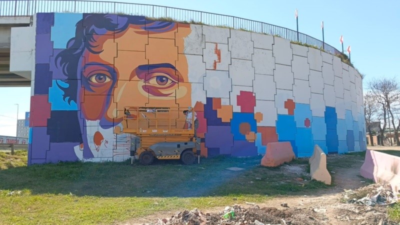 El mural en el acceso a la ciudad.
