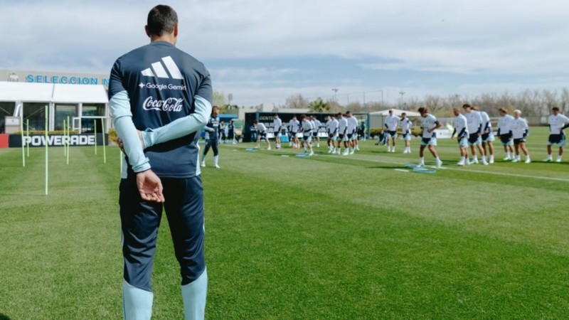 La selección espera por la llegada de su capitán, aunque todavía no hay una fecha definida para su incorporación a los entrenamientos.