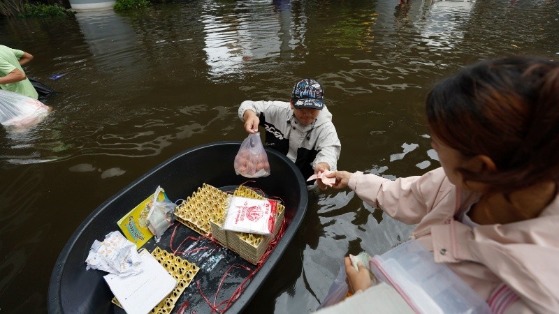 &nbsp;El primer ministro, Anutin Charnvirakul, decretó el lunes y el martes como no laborables para los trabajadores públicos en Bangkok. Foto EFE