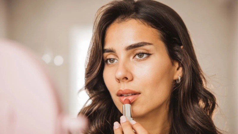 La colorimetría puede ser una buena aliada para encontrar el labial que mejor acompaña los propios rasgos.