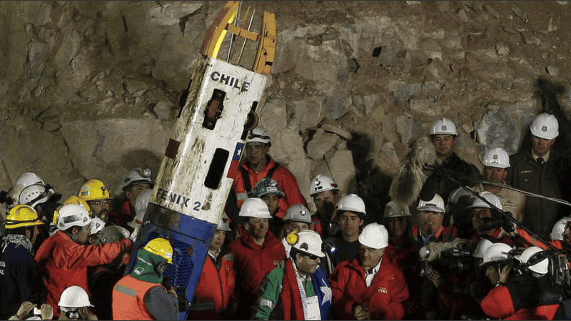 La nueva producción busca reconstruir la historia del rescate de los 33 mineros chilenos, combinando testimonios e imágenes relacionadas con los 69 días que permanecieron atrapados en la mina.
