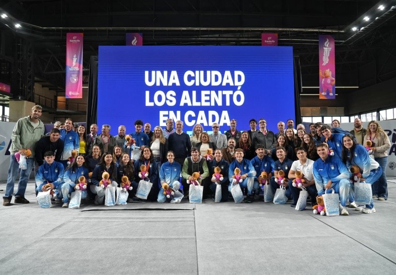 &nbsp;El intendente Javkin encabezó el reconocimiento junto a autoridades, público y familiares de los competidores. (Alan Monzón/Rosario3)