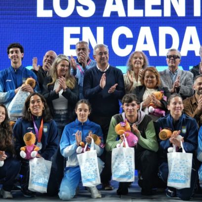 El intendente Javkin encabezó el reconocimiento junto a autoridades, público y familiares de los competidores. (Alan Monzón/Rosario3)