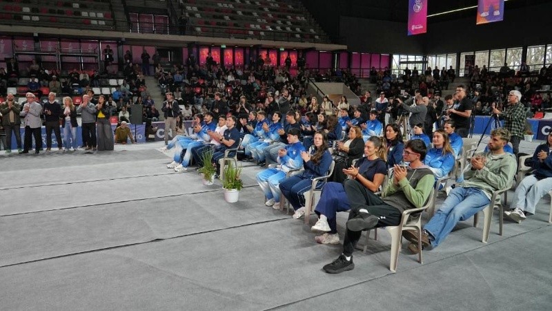 El intendente Javkin encabezó el reconocimiento junto a autoridades, público y familiares de los competidores. (Alan Monzón/Rosario3)