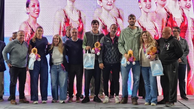 El intendente Javkin encabezó el reconocimiento junto a autoridades, público y familiares de los competidores. (Alan Monzón/Rosario3)