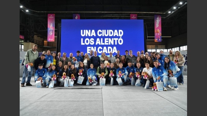 El intendente Javkin encabezó el reconocimiento junto a autoridades, público y familiares de los competidores. (Alan Monzón/Rosario3)