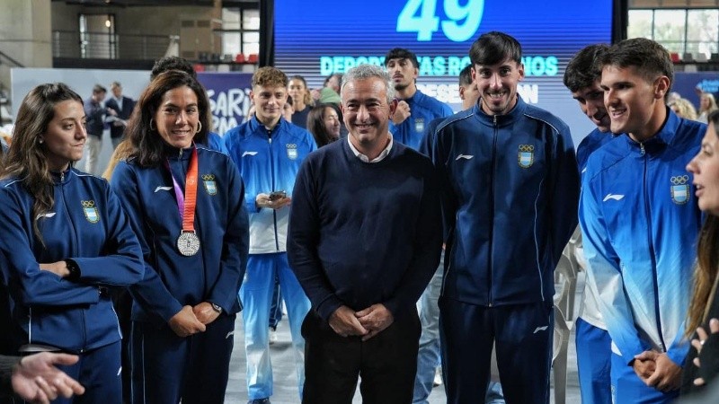 El intendente Javkin encabezó el reconocimiento junto a autoridades, público y familiares de los competidores. (Alan Monzón/Rosario3)