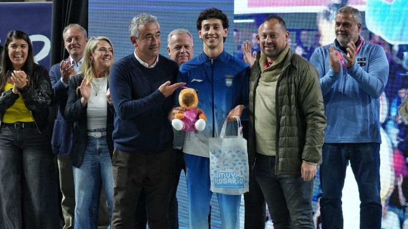 El intendente Javkin encabezó el reconocimiento junto a autoridades, público y familiares de los competidores. (Alan Monzón/Rosario3)