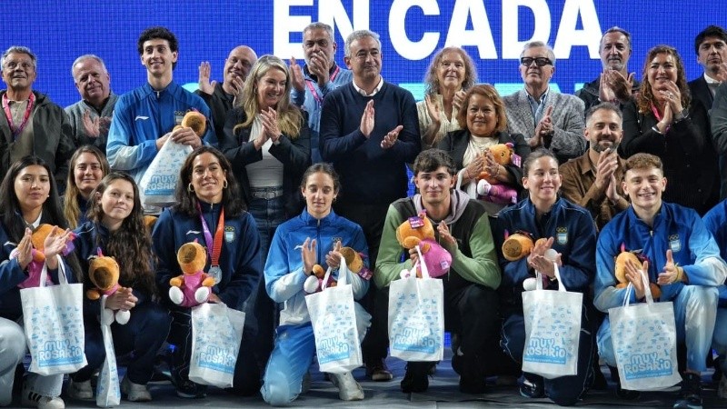 El intendente Javkin encabezó el reconocimiento junto a autoridades, público y familiares de los competidores. (Alan Monzón/Rosario3)