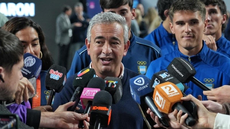 El intendente Javkin encabezó el reconocimiento junto a autoridades, público y familiares de los competidores. (Alan Monzón/Rosario3)
