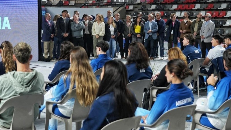 El intendente Javkin encabezó el reconocimiento junto a autoridades, público y familiares de los competidores. (Alan Monzón/Rosario3)
