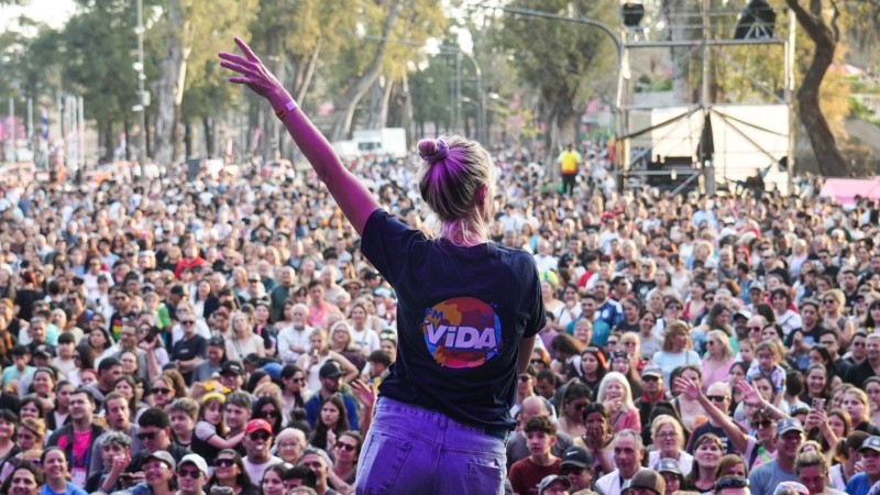 El magnetismo de Analía Bocassi y la potencia arrasadora de FM Vida, la sensación del fan fest (Foto: Alan Monzón/Rosario3)