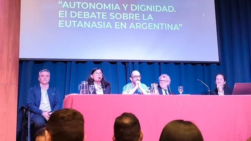 El debate en la Facultad de Derecho de la UNR.