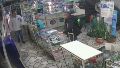 Un hombre con una pierna amputada intentó robar botellas de shampoo en una farmacia del centro y quedó expuesto por las cámaras.