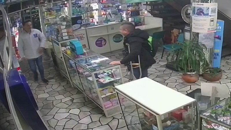 Un hombre con una pierna amputada intentó robar botellas de shampoo en una farmacia del centro y quedó expuesto por las cámaras.