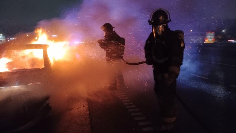 Uno de los vehículos incendiados durante la madrugada. (Zapadores)