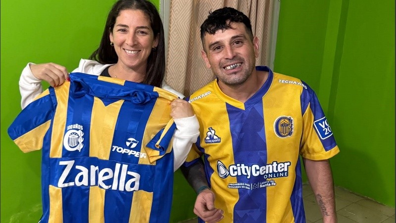 Gisela y Lucas posan con la camiseta.