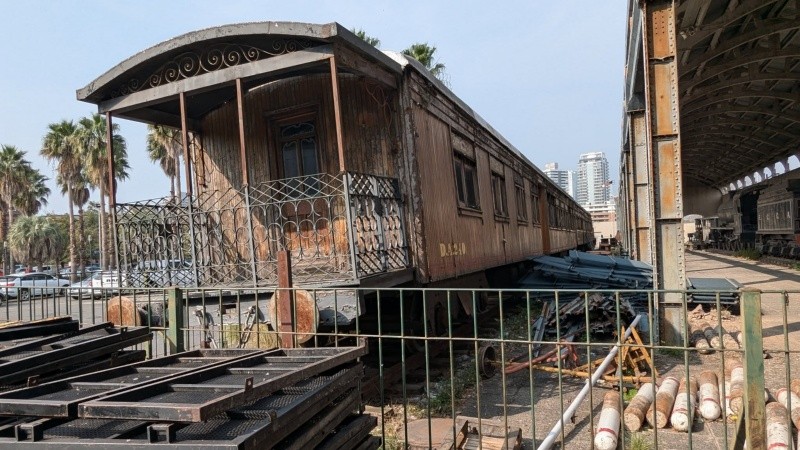 El material rodante que iba a ser destinado al museo, en completo abandono. (@TrenRodante)