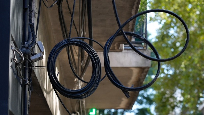 El municipio busca ordenar el cableado en la ciudad: retirar todo lo que no esté en uso. (Foto: Alan Monzón / Rosario3)