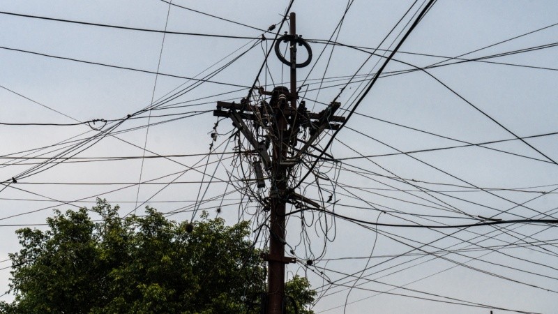 El municipio busca ordenar el cableado en la ciudad: retirar todo lo que no esté en uso.
