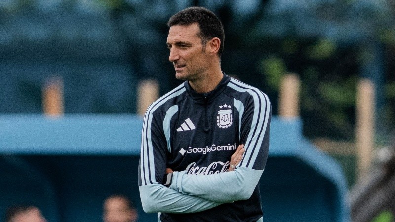Scaloni en el entrenamiento del lunes, reencuentro con los subcampeones del mundo. (FotoBaires)