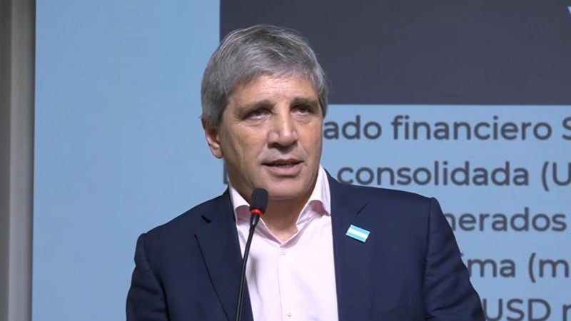 Caputo dijo que en el Gobierno no esperan volatilidad del dólar en 2027 pero reconoció que se preparan 