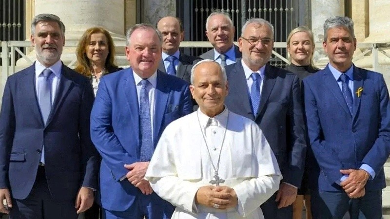 La comitiva local junto a León XIV, que pronto estará en el país.&nbsp;