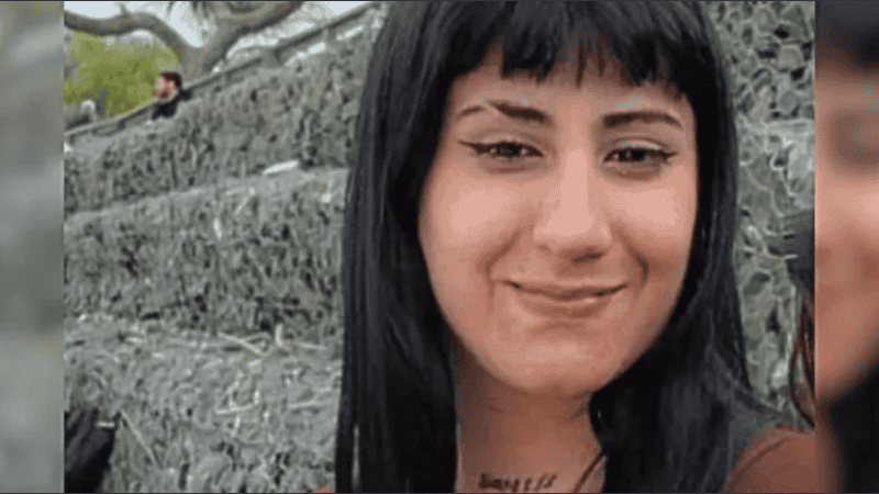 María de los Ángeles Saucedo mide 1,58 metros, tiene pelo negro con flequillo y tez trigueña.