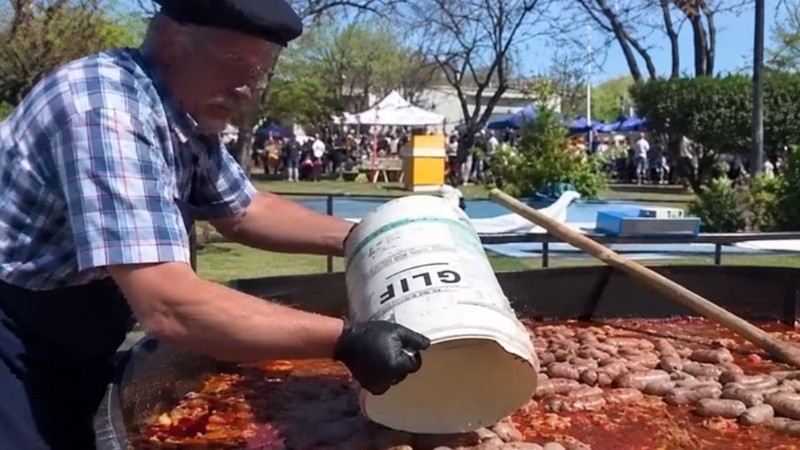 Escándalo en un pueblo bonaerense en el que usaron un balde de glifosato para cocinar chorizos a la pomarola.