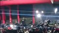 Policías ingresando al club este martes por la noche.