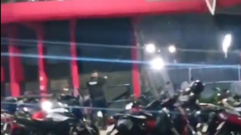 Policías ingresando al club este martes por la noche.