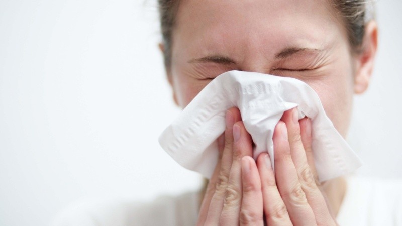 La influenza es un cuadro clínico que presenta fiebre de 38 °C o más, tos y dolor de cabeza acompañados de otros síntomas como dolor de garganta, congestión nasal o dolores musculares.