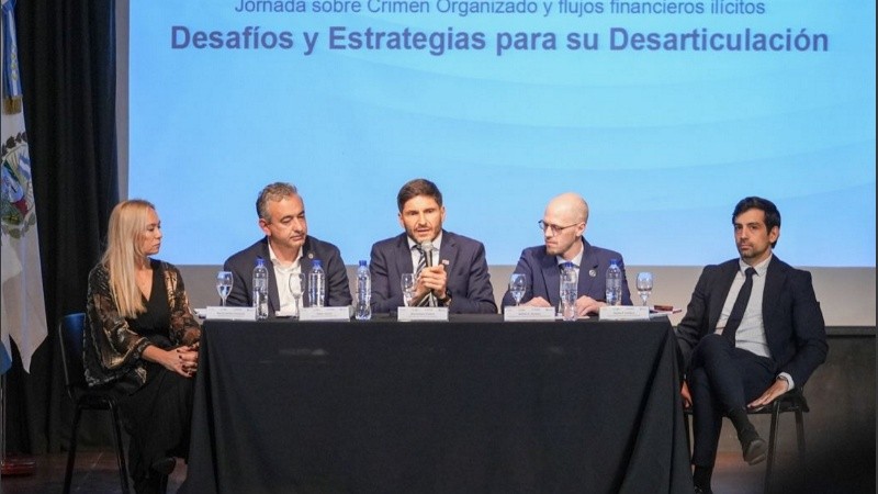. Pullaro compartió la apertura con el intendente Pablo Javkin, el fiscal federal Matías Scilabra, la fiscal general del Ministerio Público de la Acusación, María Cecilia Vranicich, y el presidente de la Unidad de Información Financiera, Matías Álvarez.