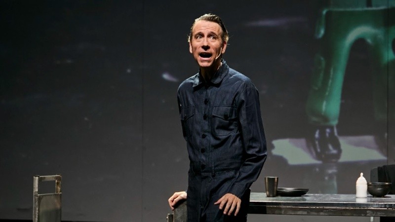 El director, actor y dramaturgo Dennis Smith (Germán Romani)