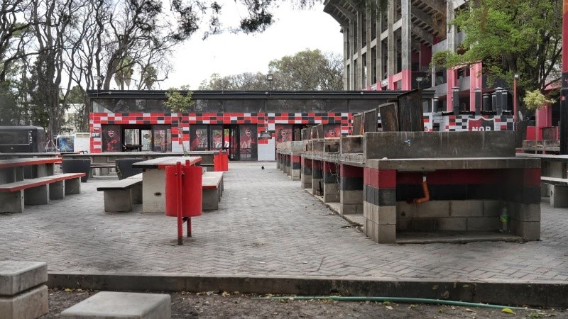 Los parrilleros de Newell's, uno de los lugares en los que irrumpió la policía este martes (Foto: Alan Monzón/Rosario3)&nbsp;